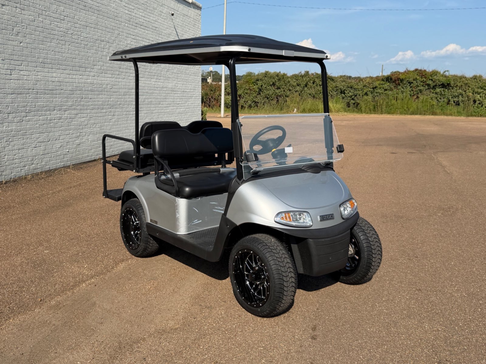2026 E-Z-GO RXV Elite 4-Passenger Electric Golf Cart - Silver - Certified Pre-Owned - Samsung Lithium Battery - front angle - Jane's Golf Carts Pearl MS